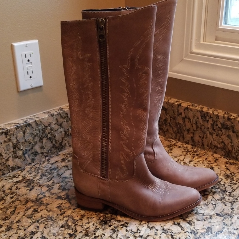 - Steve Madden boot size 8.5 leather